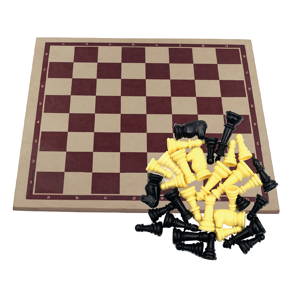 Tabuleiro de xadrez com um conjunto completo de peças de xadrez na
